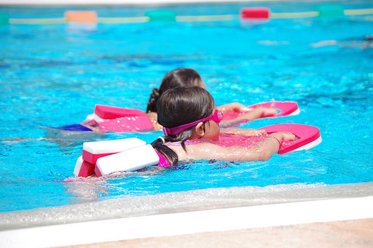 Kinder lernen schwimmen