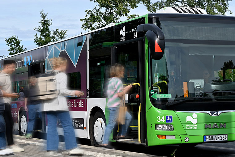 Bus mit einsteigenden Personen