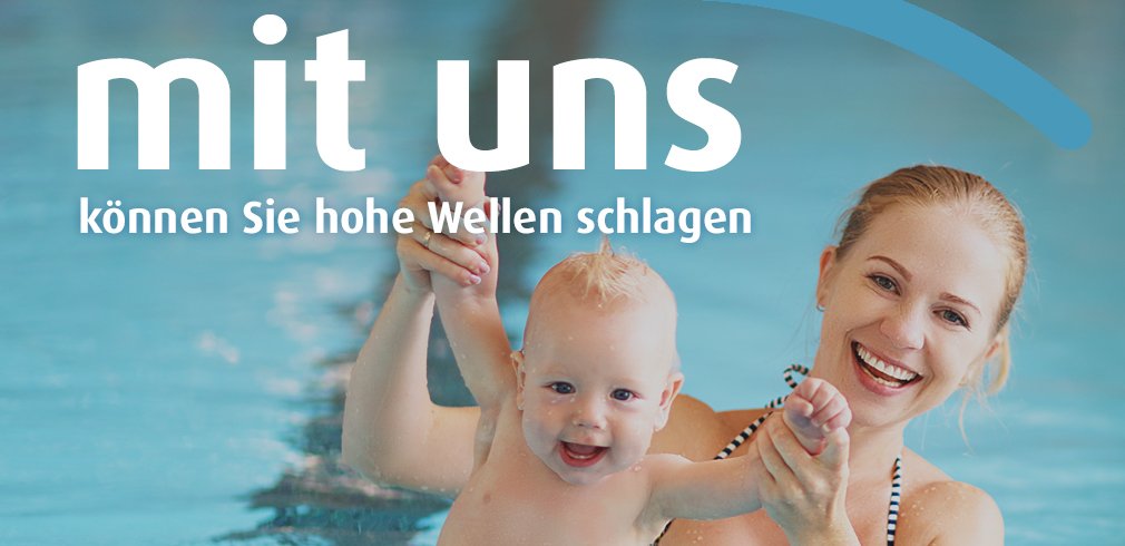 Mutter spielt mit Kind im Wasser
