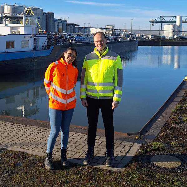 Foto: Medina El Bachiri & Dominic Gumienny - Werkstudenten im Hafen Hamm