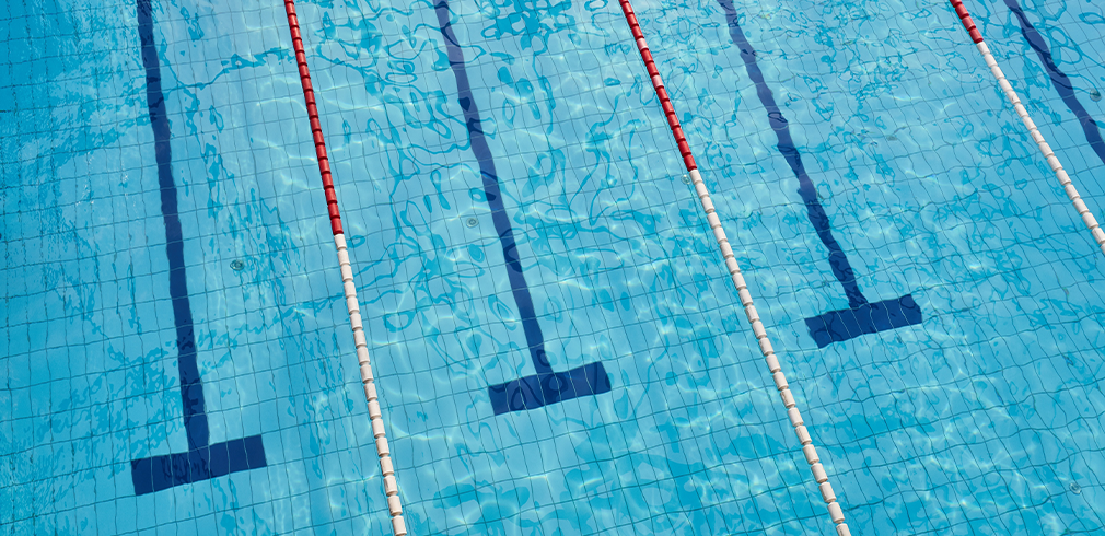 Ansicht eines Schwimmbeckens von oben