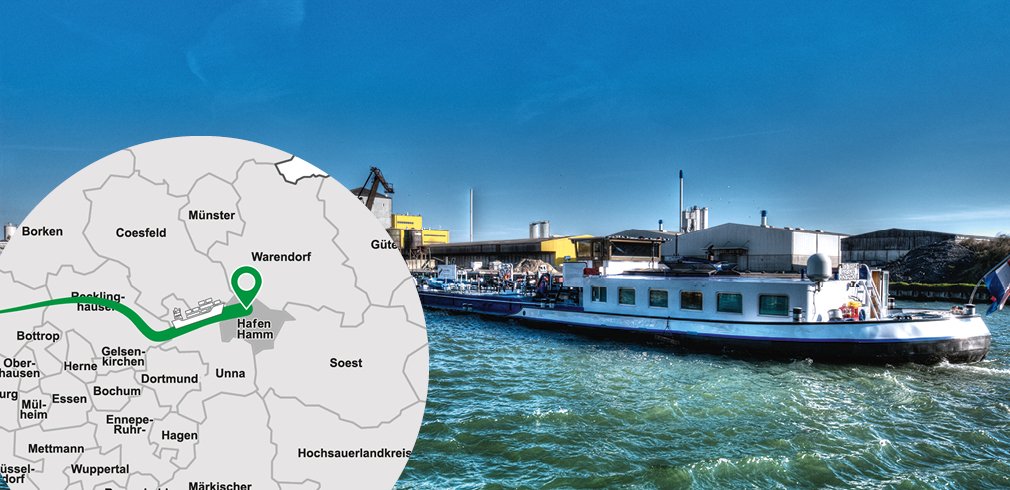 Schiff das auf einem Fluss fährt, im Vordergrund eine Karte von NRW