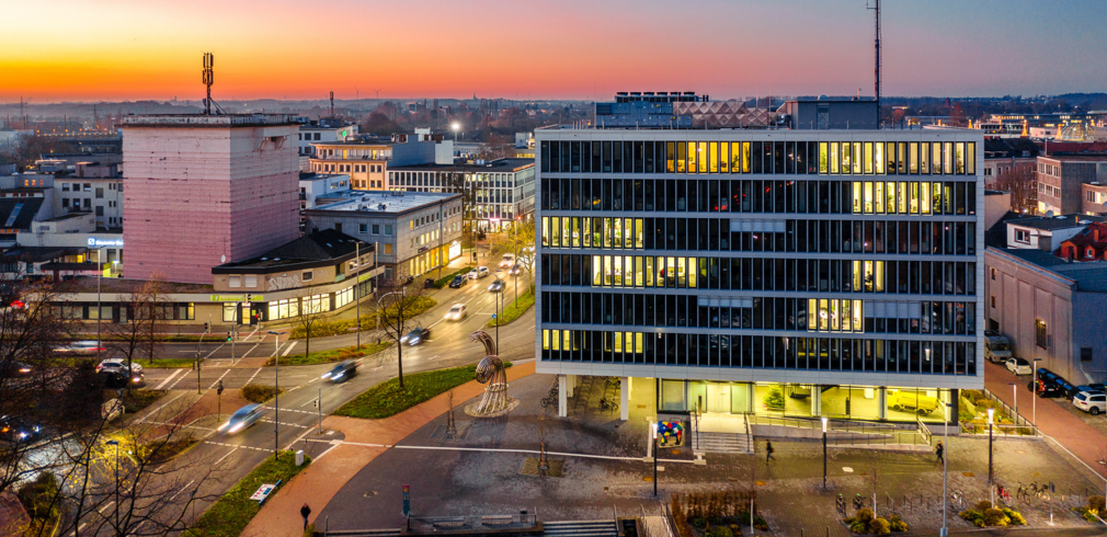 Ansicht von Hamm im dunkeln, im Vordergrund das Stadtwerke Haus