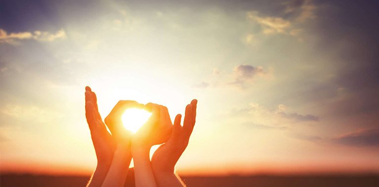 Schmuckbild - Hände formen Herz und die Sonne scheint durch