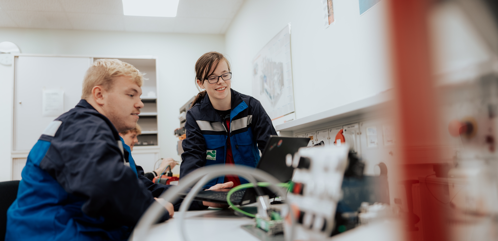 Schmuckbild - Elektroniker-Azubis an Energieverteilungsanlage
