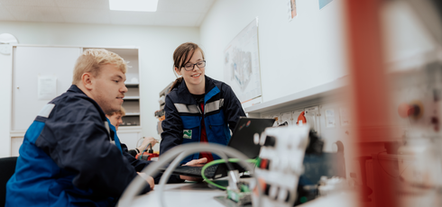 Schmuckbild - Elektroniker-Azubis an Energieverteilungsanlage