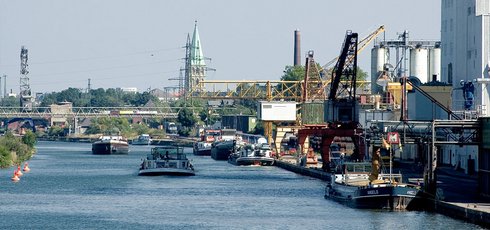 Containerschiffe fahren auf dem Datteln-Hamm-Kanal, Weiteleitung Seite: Preise und Tarife