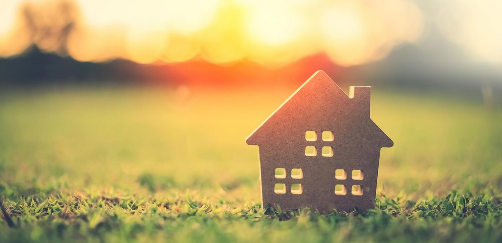 Schmuckbild - Miniaturhaus auf einer Grasfläche