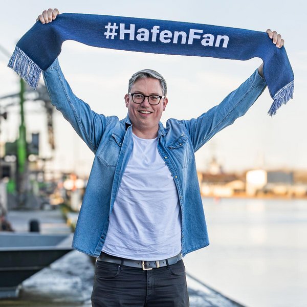 Matthias Dröge (Chefredakteur Radio Lippewelle Hamm) mit Hafenfanschal
