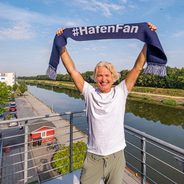 Foto - Thomas Johannpeter (Aktivita Inhaber) am Hafen Hamm mit Hafenfan-Schal
