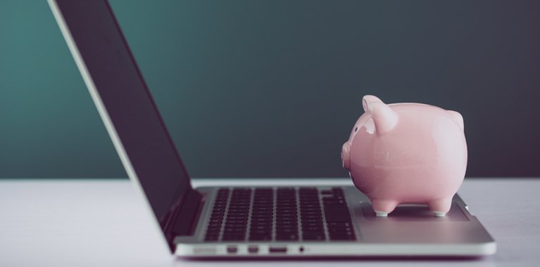 Schmuckbild-Sparschwein auf einem Laptop