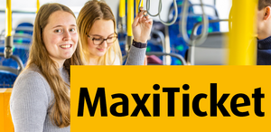 Innenansicht von einem Bus, im Vordergrund der Schriftzug ,,Maxiticket"