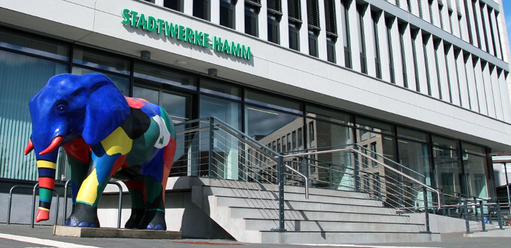 Teaser - Nahansicht vom Haupteingang des Stadtwerke Hauses in Hamm