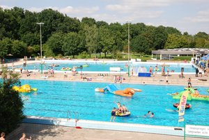 Ansicht von Schwimmbecken im Freibad Selbachpark