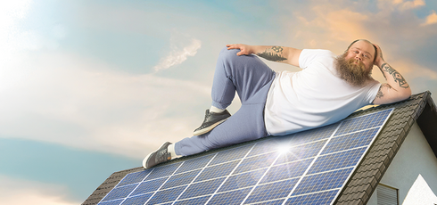 Kampagnenmotiv: Maik liegt entspannt auf Solardach