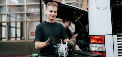Schmuckbild - Azubis Kraftfahrzeugmechatroniker/-in Nutzfahrzeugtechnik