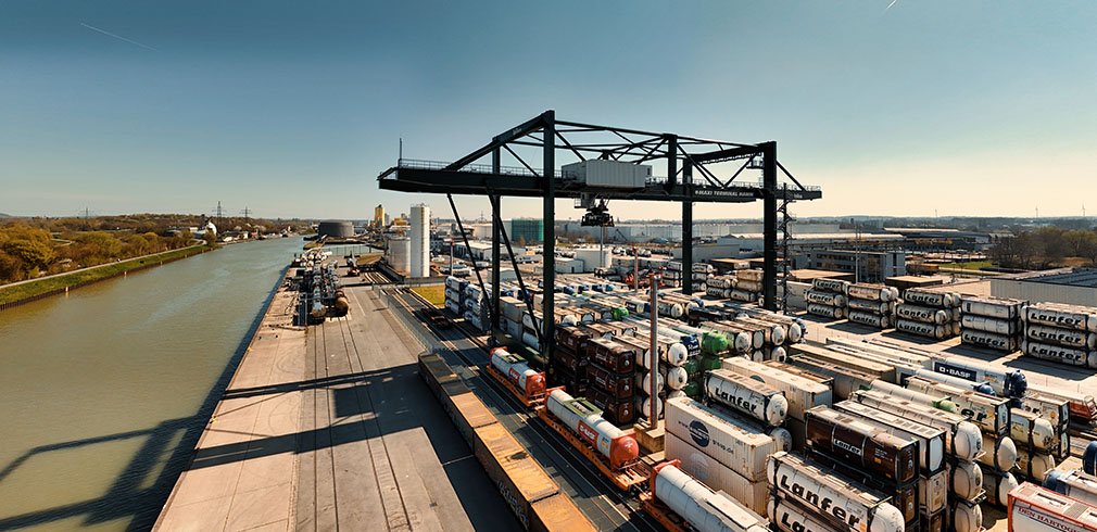Maxi Terminal Hamm mit Kranbahn und Containern