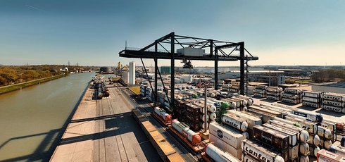 Maxi Terminal Hamm mit Kranbahn und Containern