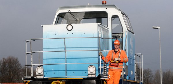 Vorderansicht blaue Hafenbahn