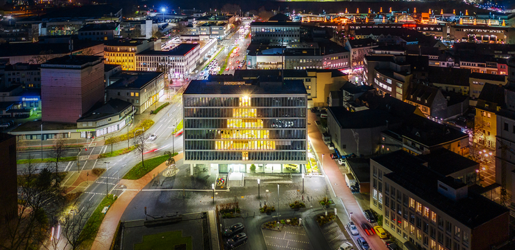 Weihnachtsmotiv - Hamm bei Nacht, Stadtwerke Haus bildet durch beleuchtete Büros ein Tannenbaum