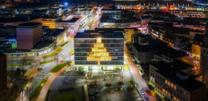 Weihnachtsmotiv - Hamm bei Nacht, Stadtwerke Haus bildet durch beleuchtete Büros ein Tannenbaum
