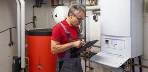 Schmuckbild - Techniker vor einer Erdgasheizung