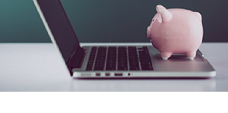 Schmuckbild-Sparschwein auf einem Laptop
