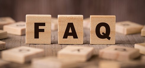 Buchstaben aus Holz die das Wort ,,FAQ" ergeben