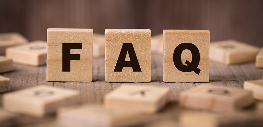 Buchstaben aus Holz die das Wort ,,FAQ" ergeben
