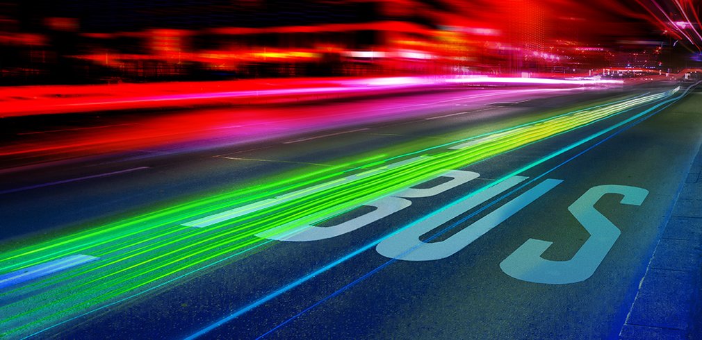 Schmuckbild - Nächtliche Lichtstreifen auf Busspur