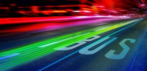 Schmuckbild - Nächtliche Lichtstreifen auf Busspur