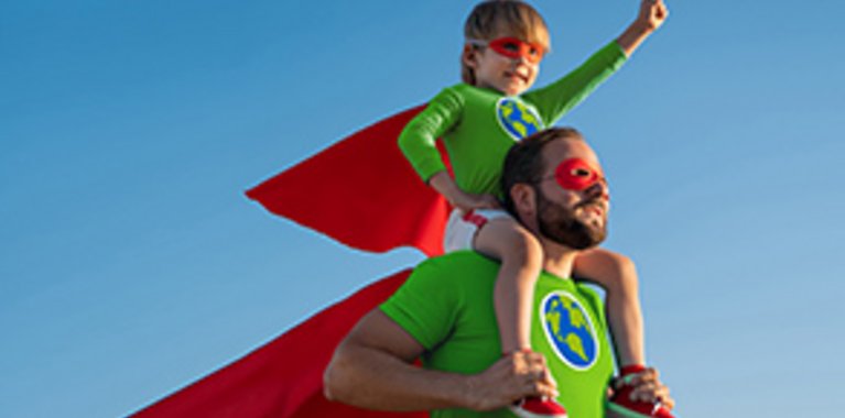 Schmuckbild - Vater und Sohn in Superheldenoutfits
