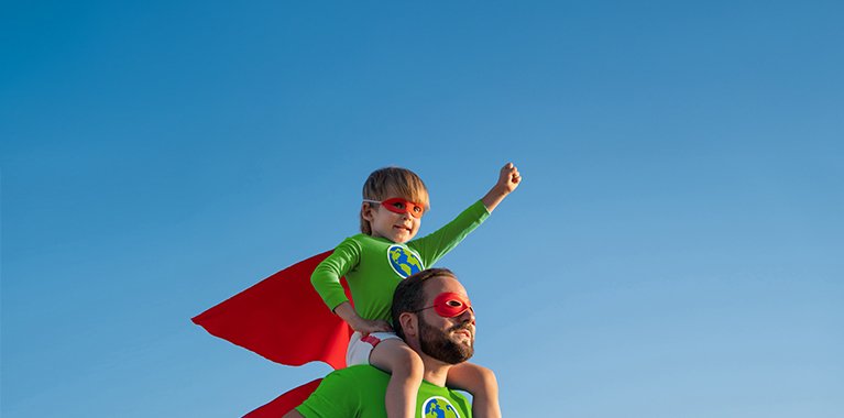 Schmuckbild - Vater und Sohn in Superheldenoutfits