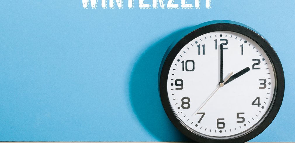 Darstellung einer Uhr die auf zwei Uhr steht, mit der Überschrift ,,Winterzeit"