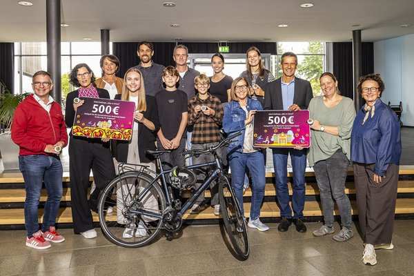Foto - Gewinnübergabe Bike to School Wettbewerb 2025 an die Gewinner Konrad-Adenauer-Realschule und dem Märkisches Gymnasium