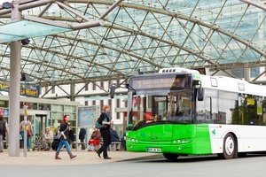 Ansicht Bushaltestelle am Bahnhof in Hamm, im Vordergrund ein Bus