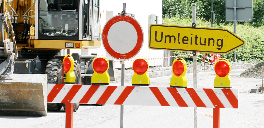 Aufnahme einer Straßensperrung mit dem Schild ,,Umleitung"